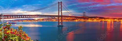 Paisaje de Lisboa al atardecer. Fotografía panorámica del puente 25 de Abril de la ciudad de Lisboa sobre el río Tajo.