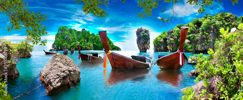 Paisaje pintoresco de Phuket. Mar y isla de Ko Tapu o isla de James Bond en el parque natural de Ao Phang Nga en Tailandia con barcos típicos. Aventuras y destinos exóticos de viaje. photo