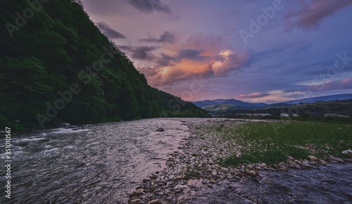 Foto Wonderful magnificent sunset over the mountains