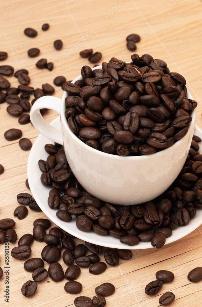 Fototapeta premium coffee, brown, bean, roasted, caffeine, beans, drink, cafe, cup, espresso, texture, dark, food, black, seed, aroma, coffee bean, macro, breakfast, closeup, white, coffee beans, coffe, crop, agricultur