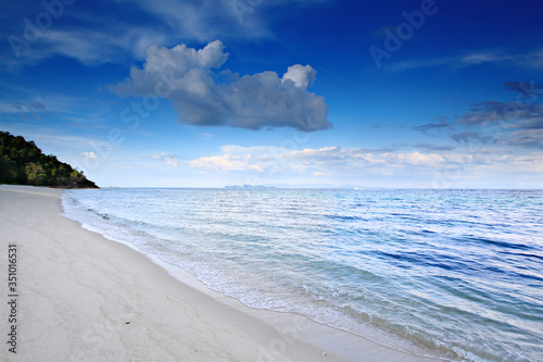 Fototapeta Naklejka Na Ścianę i Meble -  Beautiful sea and white sand beach at tropical island, Koh Lipe, Andaman Sea, Thailand