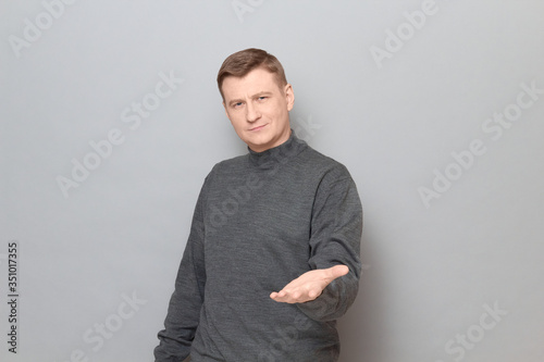 Foto Portrait of man stretching hand to you and expressing cordiality