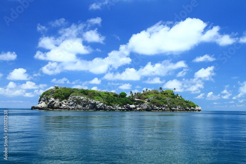 Tableau sur toile Koh Mapraw, Coconut Island on Chumporn Islands National Park Chumphon Province , Thailand