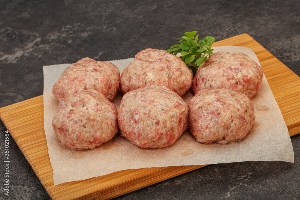 Raw turkey meatball for cooking