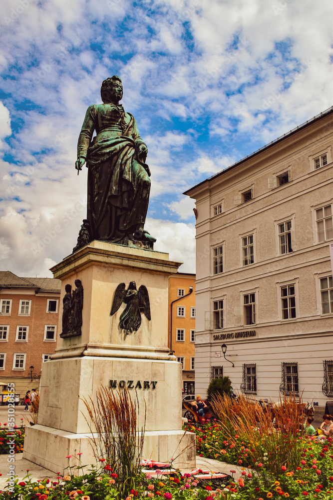 Obraz premium Statue of Mozart in Salzburg