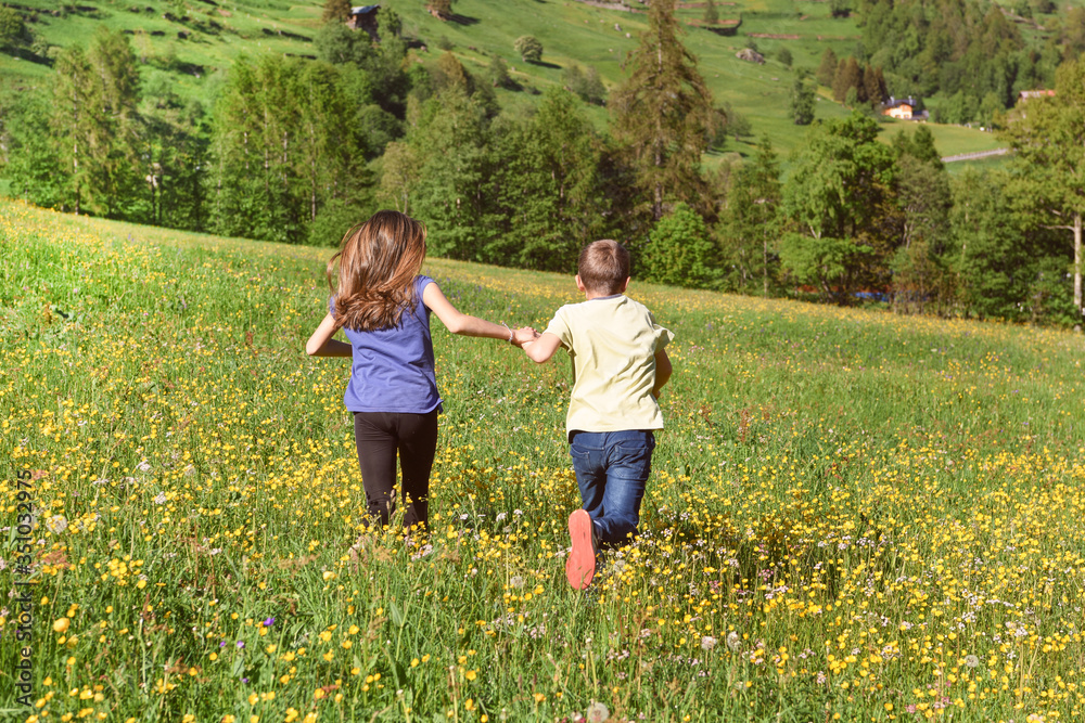 bambini che corrono felici nel prato natura immersi nella natura bambini che corrono felici nel prato natura immersi nella natura