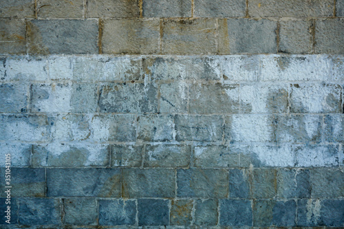 pared de un muro de piedra nueva con juntas de cemento
