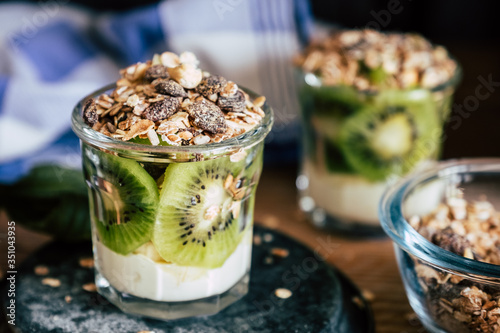 Muesli au kiwi banane et fromage frais - Dessert bon pour la santé photo