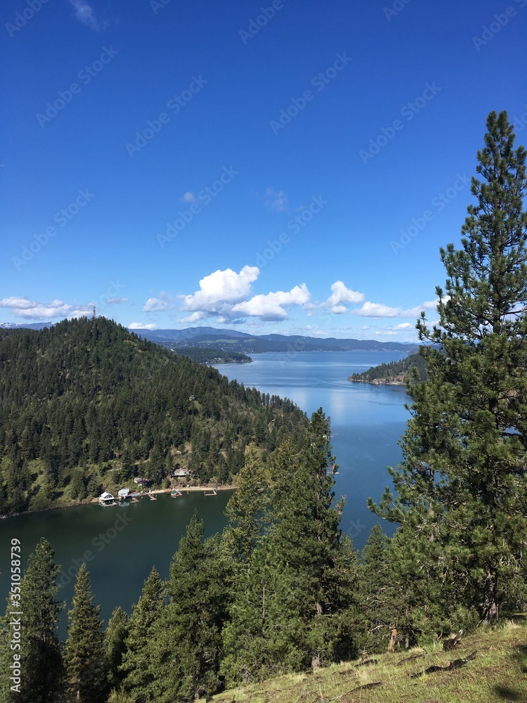 Obraz premium mountain lake and blue sky