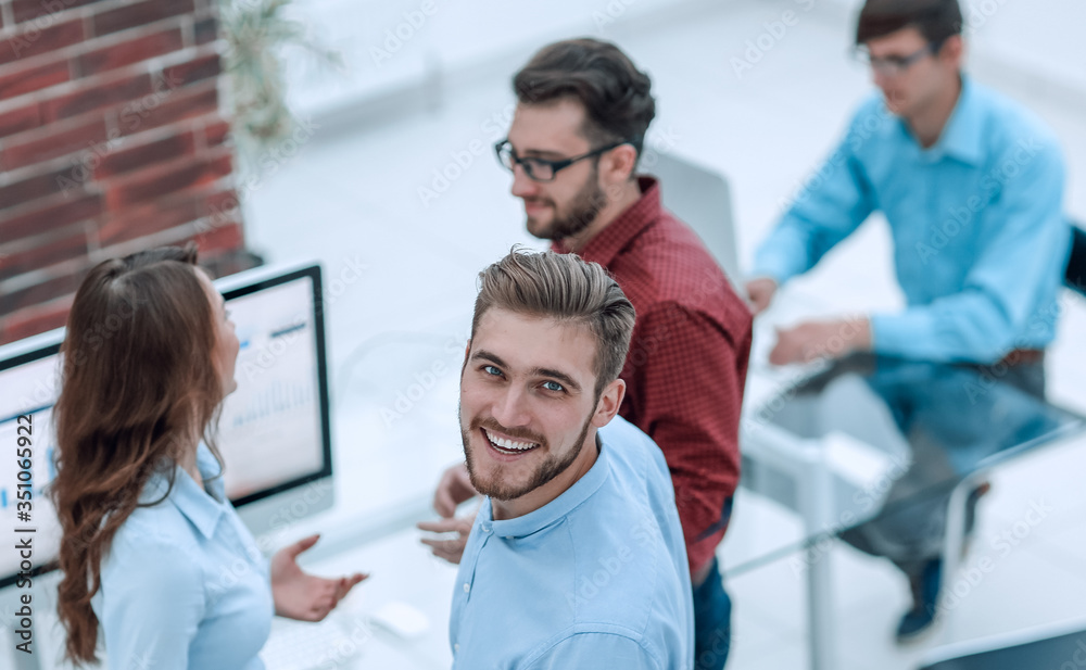 Obraz premium Creative business people listening to young man explanations.