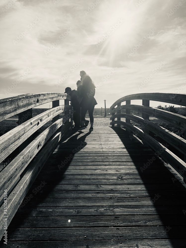 Obraz premium family walking on the bridge