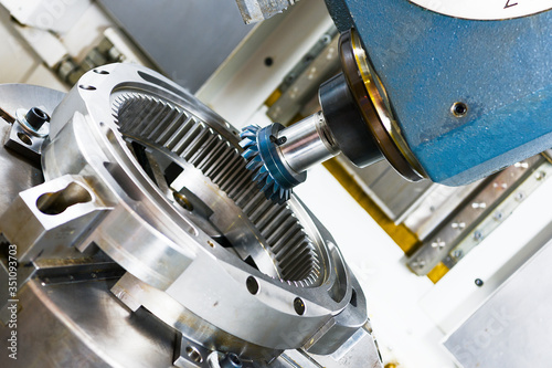 Cuadro en lienzo A modern CNC milling machine makes a large gear wheel.
