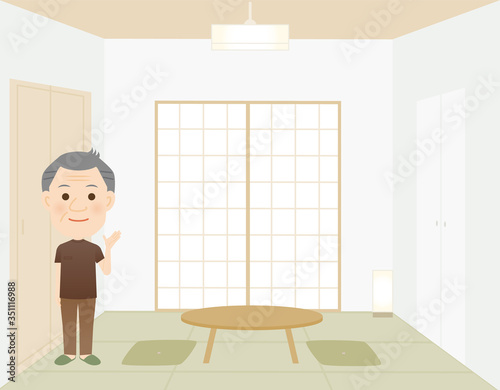 和室に立つ高齢男性