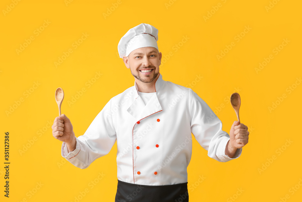 Naklejka premium Portrait of male chef on color background
