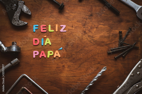 Fondo decorativo día del padre con herramientas al costado