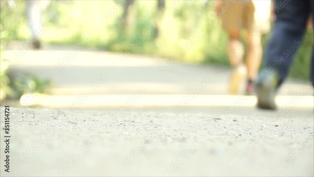 Personas caminando y haciendo ejercicio en un parque durante un día soleado