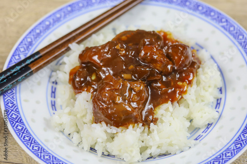 sauté de porc au caramel et riz photo