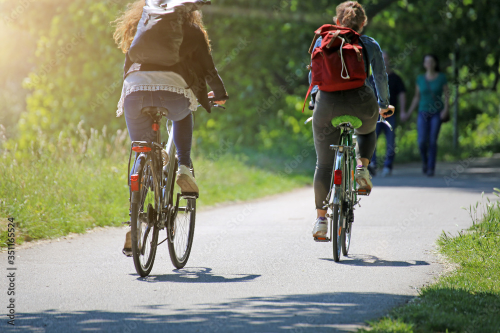 Fototapeta premium Zwei junge Frauen auf gemeinsamer Radtour