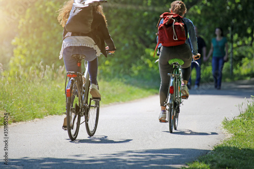 Zwei junge Frauen auf gemeinsamer Radtour