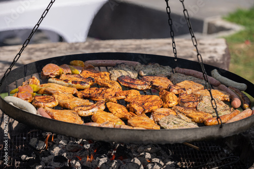 Grillfleisch auf einem Schwenk-Grill photo