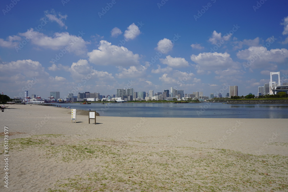 Fototapeta premium 東京 お台場 ビル群 海辺 東京湾