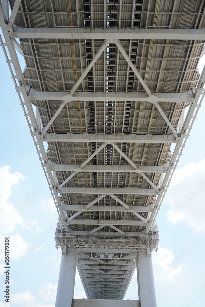 Obraz premium 橋 構造 見上げる 建造物 都会 建築