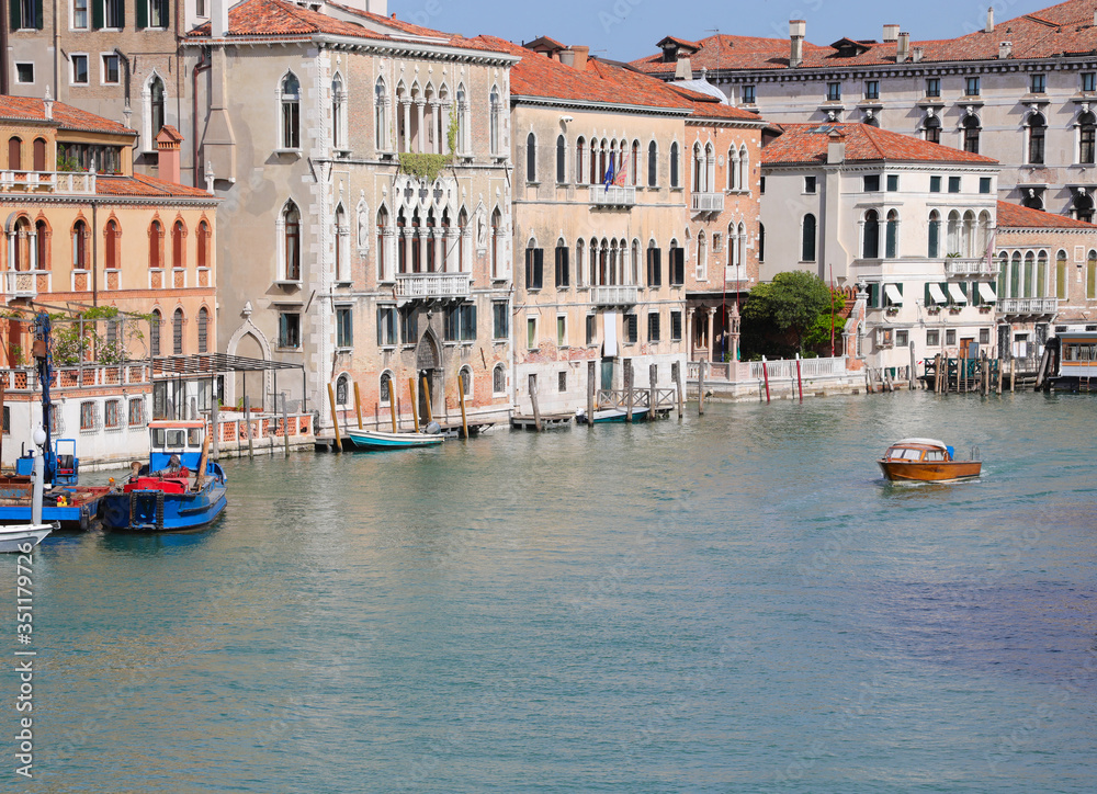 Fototapeta premium Grand Canal in Venice with few boats due to confinement to block
