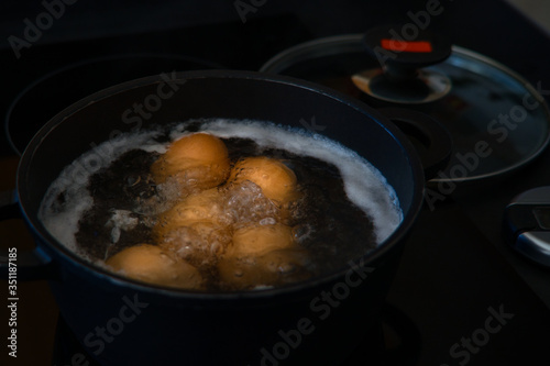 Fünf Bio Frühstückseier, Hühnereier kochen im Wasserbad