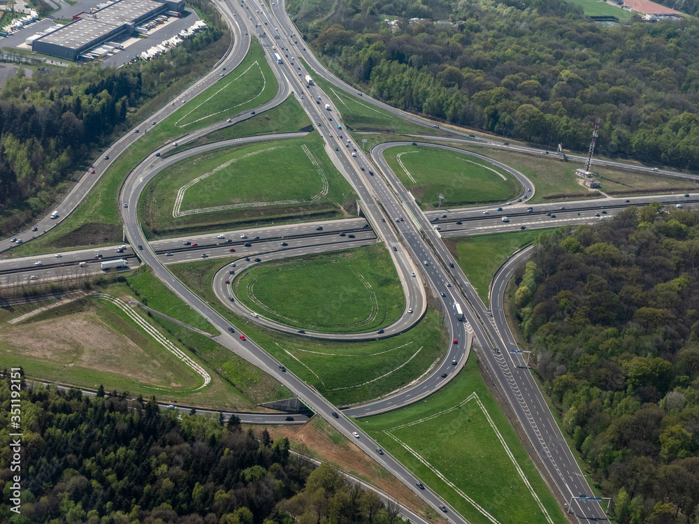 vue aérienne d'un échangeur à Marne-la-Vallée à l'est de Paris vue aérienne d'un échangeur à Marne-la-Vallée à l'est de Paris
