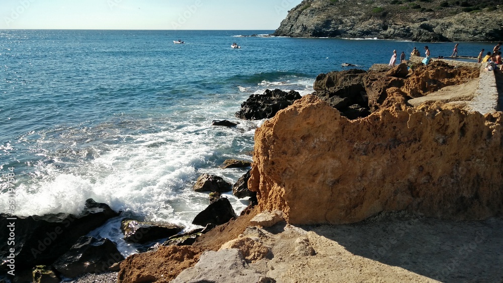 foto scogliera e orizzonte marino nei dintorni della città di alghero sardegna italia