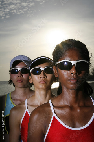 Women with sunglasses standing in a row © ImageHit