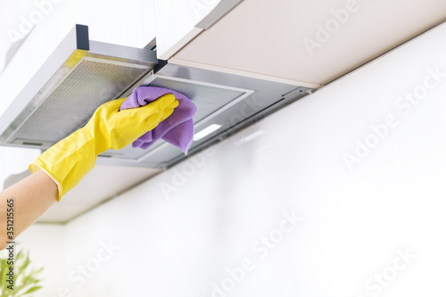 Картината върху платно Hand in glove clean aluminium filters extractor