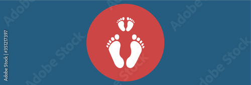 Stai qui. Simbolo impronta di piedi mamma e figlio per il distanziamento sociale. Distanza coronavirus. photo