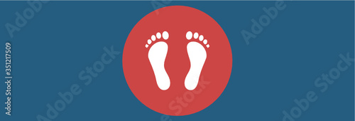 Stai qui. Simbolo impronta di piedi per il distanziamento sociale. Distanza coronavirus. Vettoriale.  photo