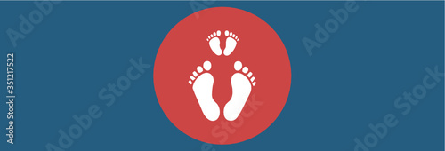 Stai qui. Simbolo impronta di piedi mamma e figlio per il distanziamento sociale. Distanza coronavirus. Vettoriale.  photo