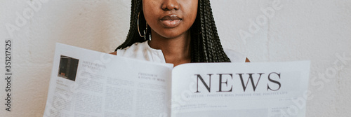 Bild auf Leinwand Black woman reading a newspaper