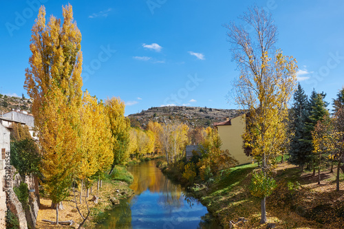 Río con arboles y casas en la orilla