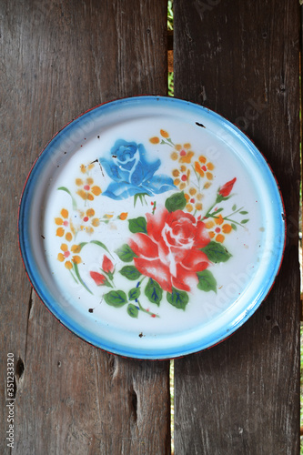 Foto Salver on a wooden floor. Empty salver.