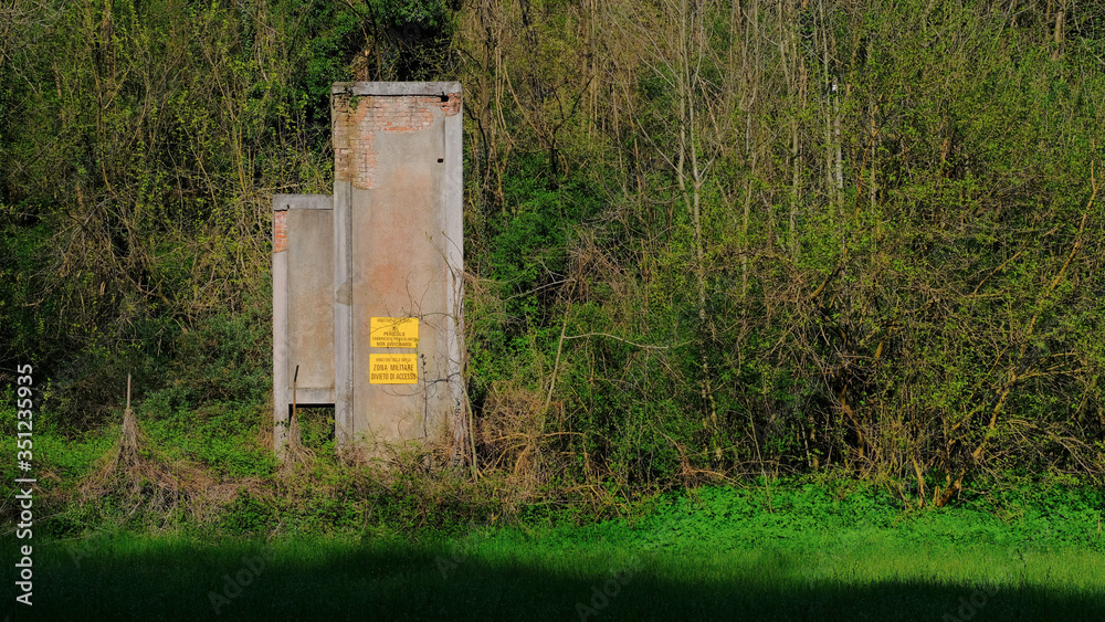 Ruderi dell'ex polveriera di Albate a Como. Ruderi dell'ex polveriera di Albate a Como.