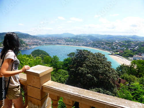 Mujer mirando el paisaje de playa de la concha, San Sebastián	