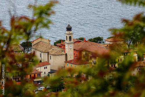 Panorama widok na Zamek nad jeziorem Lago Di Garda.