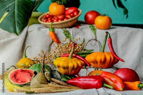 Warzywa jesienią: papryka, patison, arbuz, tomaty, gruszka i chili.Kolory nasycony. photo