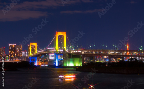 Fototapeta Naklejka Na Ścianę i Meble -  東京夜景　レインボーブリッジ　キラキラ　ライトアップ　台場から