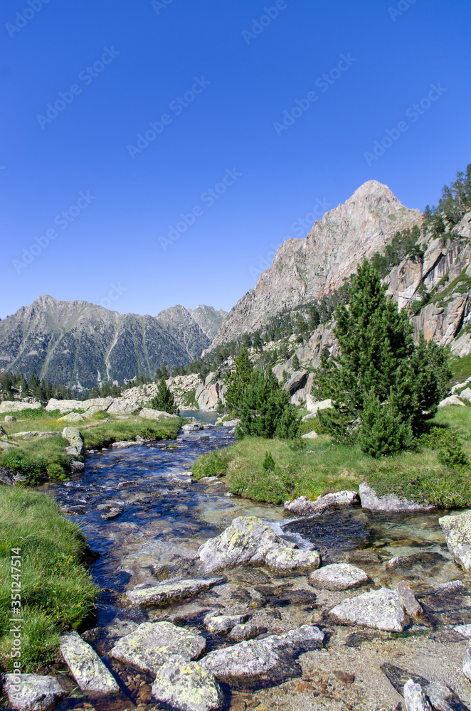 Une rivière dans les Pyrénées