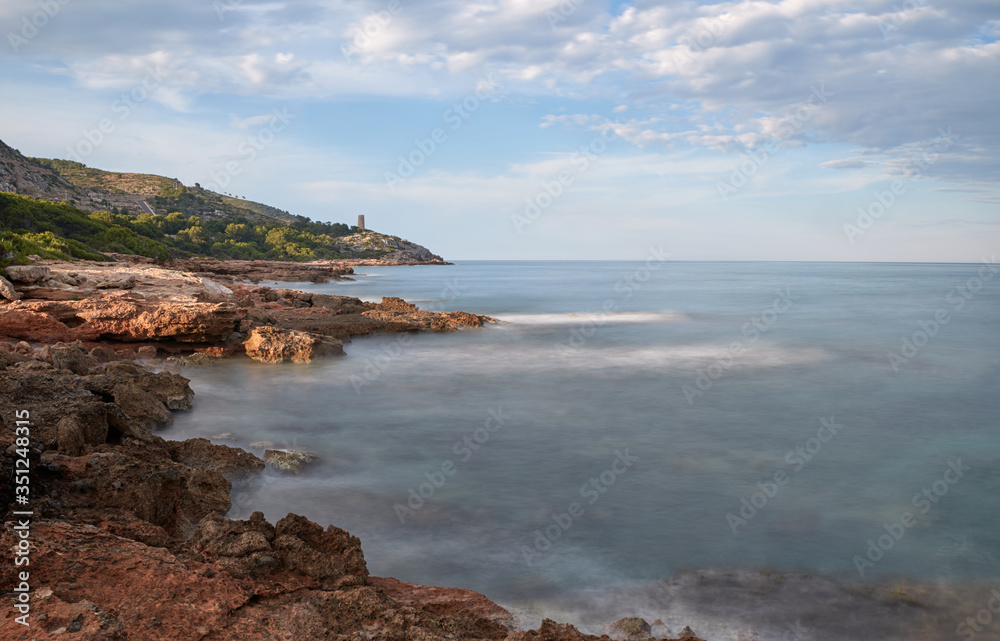 Costa con rocas y un mar calma