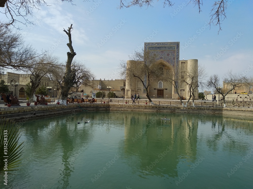Obraz premium The pond and madrasah in the center of Bukhara, Uzbekistan