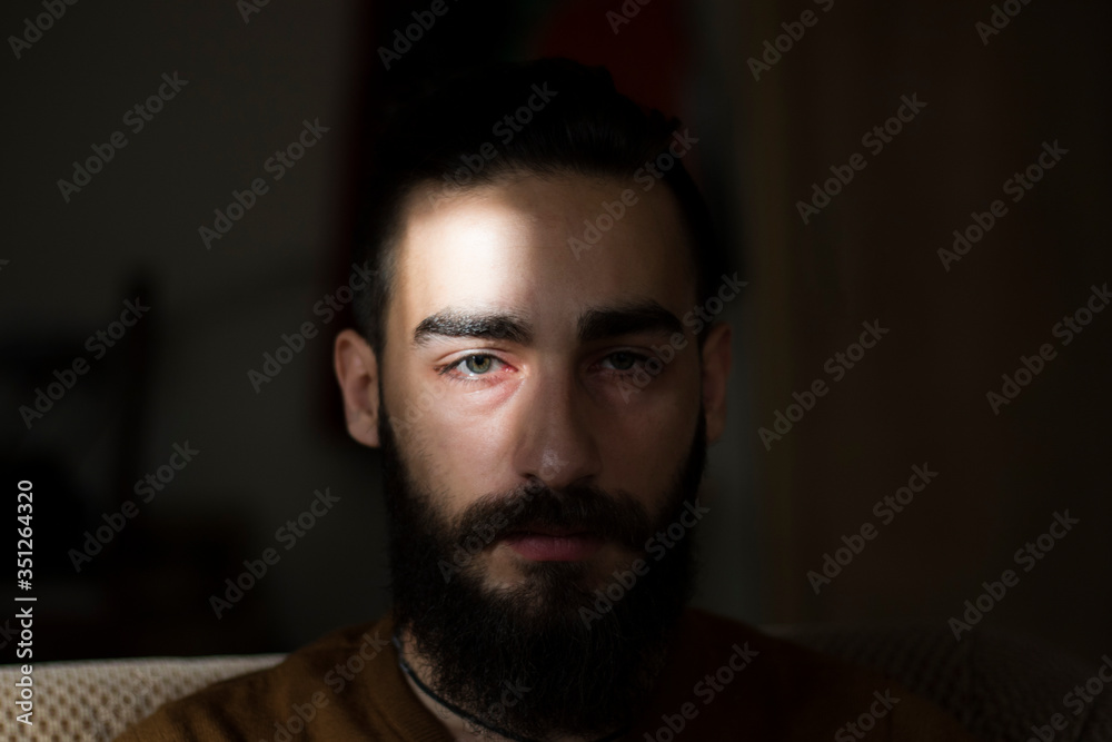 Fototapeta premium Portret mężczyzny, ciemne tło, z bliska