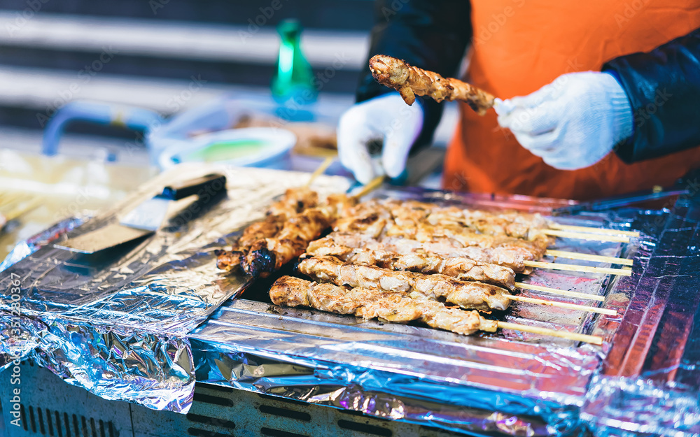 Φωτογραφία Kebab skewers at Myeongdong open street market in Seoul reflex