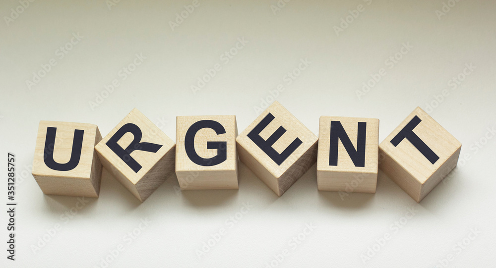 Obraz premium Word urgently on wooden cubes and white background