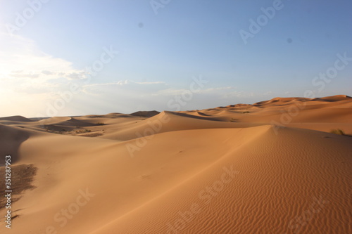 Fototapeta Naklejka Na Ścianę i Meble -  気軽にサハラ砂漠が体験できる　メルズーガ（モロッコ）